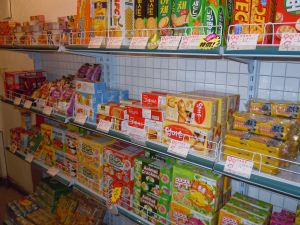 他决定开一间小规模杂货店.that grocer never overcharges.