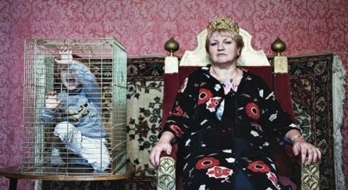 被“爱”关在牢笼中抓狂的孩子！