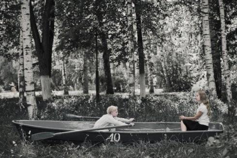 被约束保护在母亲身边的孩子